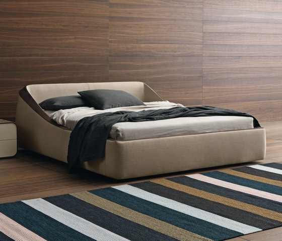 Moderné nápady na manželskú posteľ z obkladu na stenu Brera v spálni pruhovaný-tkaný-koberec-moderná-posteľ-Brera