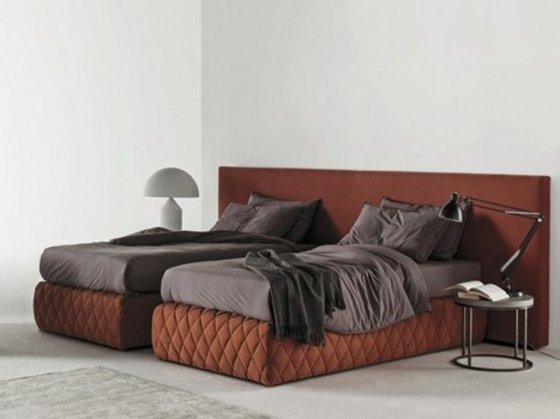 dvojlôžkové čalúnenie v červenej farbe s čalúnenou stenou