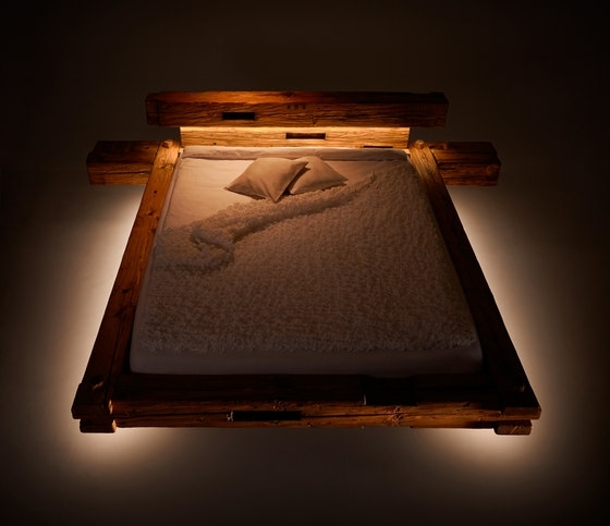 Dizajnová posteľ zo starého dreva od Walsera Möbela Walser-nábytok-posteľ-s podsvietením