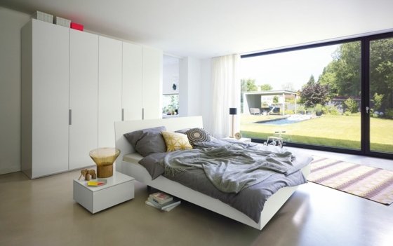 Manželská posteľ od Interlübke s dezertom a matným vzhľadom Skriňa na základňu von Interlübke v bielej farbe so stenou