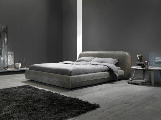 Spálňa v sivom mäkkom polstrovaní s koženým vzhľadom Rolling-my-home-collection-bed-polstrovaná-v-taupe-farbe