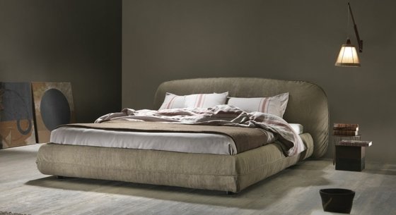 Čalúnená posteľ z mojej domácej zbierky ZAOKRUHLÉ HRANY zbierka zaoblených čalúnených postelí v hnedej farbe, ktorá sa mi valí domov