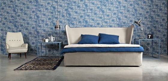 Tapeta s postavou a posteľou so zaobleným čelom Retro-kreslo-čalúnené-lôžko-s-high-end-a-zaoblenými hranami