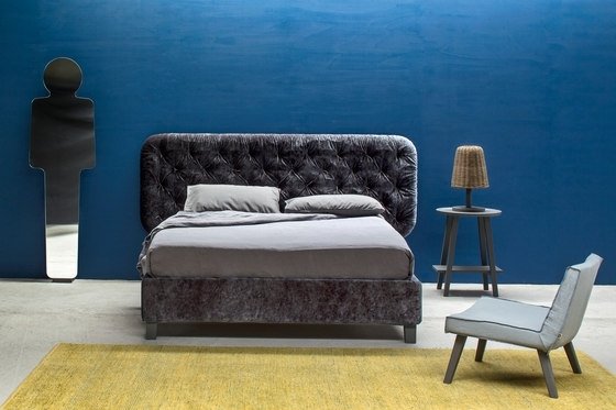 Čalúnená posteľ, špičkové čelo postele, čalúnené a prešívané Luxusná manželská posteľ s čalúnením v modrej farbe