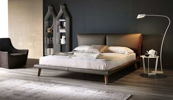 Dizajnová posteľ Adam od Cattelanu s drevenými nohami a koženým vzhľadom Adam-von-Cattelan-Italia-posteľ-s-kožou