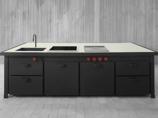 moderný kuchársky ostrov čiernej farby