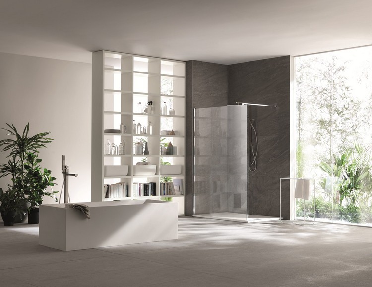 moderná kúpeľňa rozdeľovač izieb úložný priestor voľne stojaca vaňa