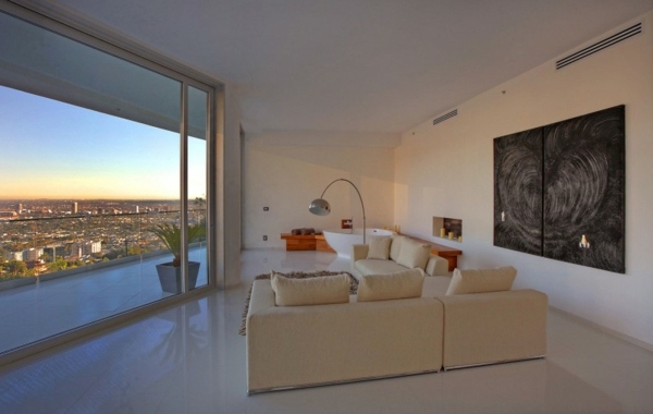 moderná obývačka-biela presklená stena moderná obývacia izba-biela-sklenená stena