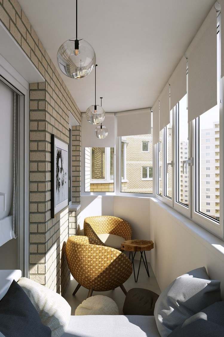 dve ratanové kreslá a malý okrúhly stolík na balkóne Nábytok-prírodné tóny-zasklený-balkón-ratan-kreslo-bočný stolík z dreva