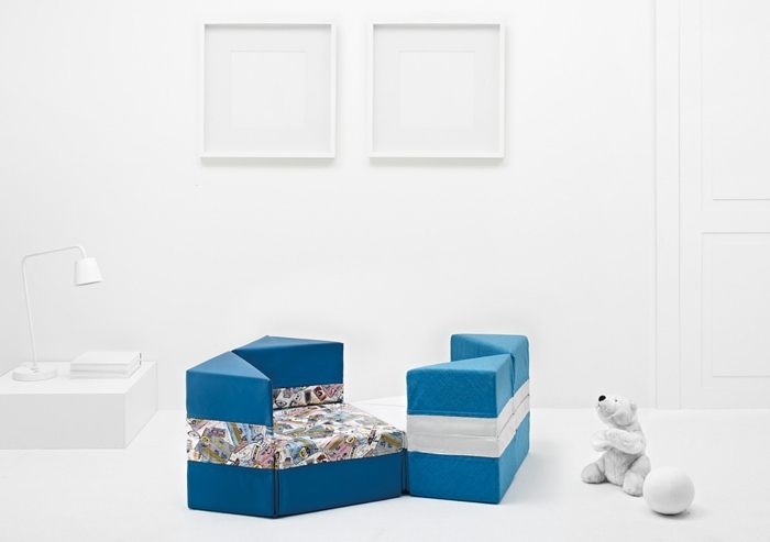 Zariadenie detskej izby dizajnovým nábytkom Mini Cube Zábavný kútik v modro-bielych stenách