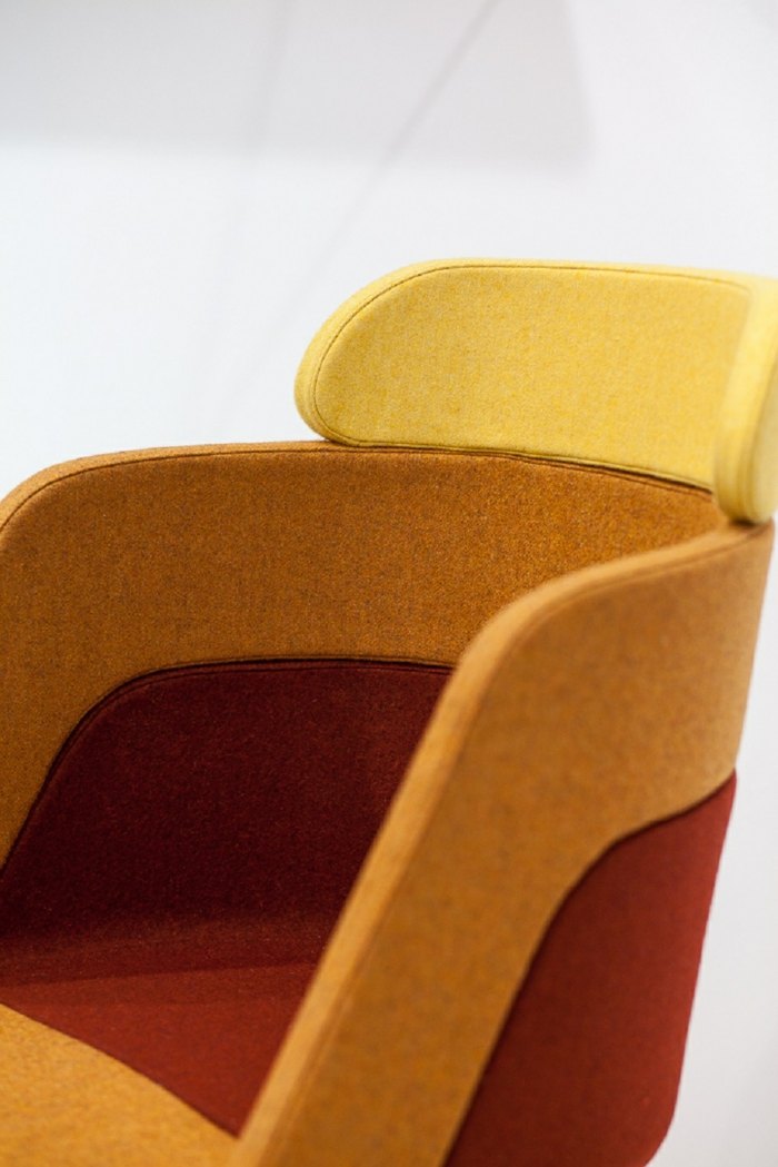 teplé hnedo-žlté nuansy kreslo Hug Salmaso Dizajnový nábytok v objatí s kreslom