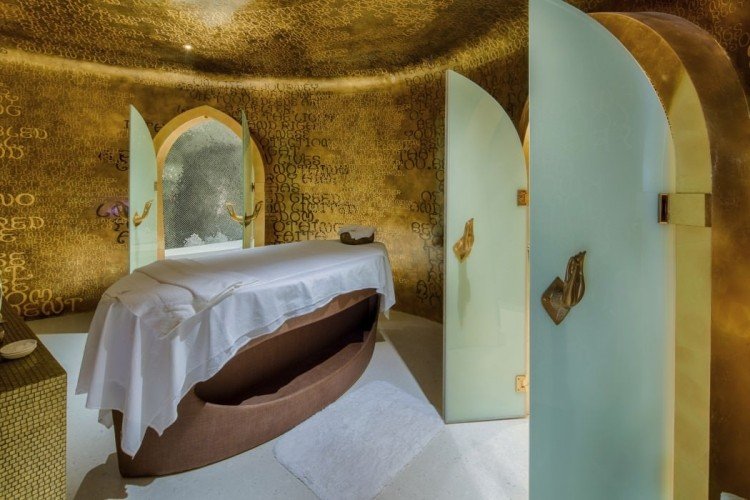 modern-facility-villa-thajsko-spa-welness-gold-chrám-buddha