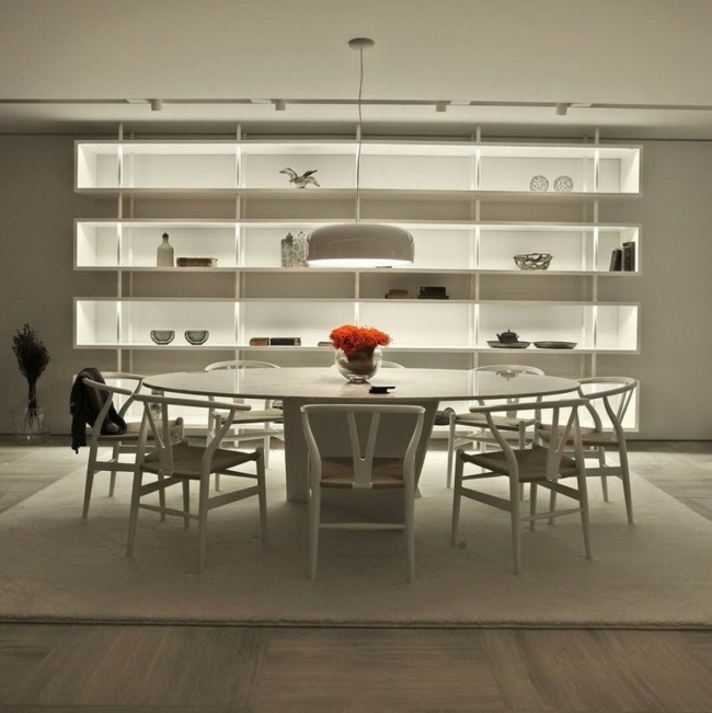 Poličky na knihy, osvetlenie, okrúhly stôl, jedálenský kút