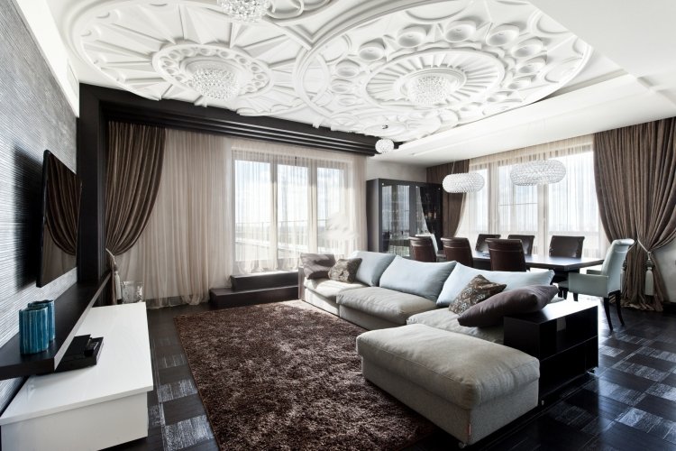 Mix štýlov, veľkých štukových dekorácií a moderného nábytku moderný nábytok-mix-štýlov-veľké-štukové-dekorácie-strop