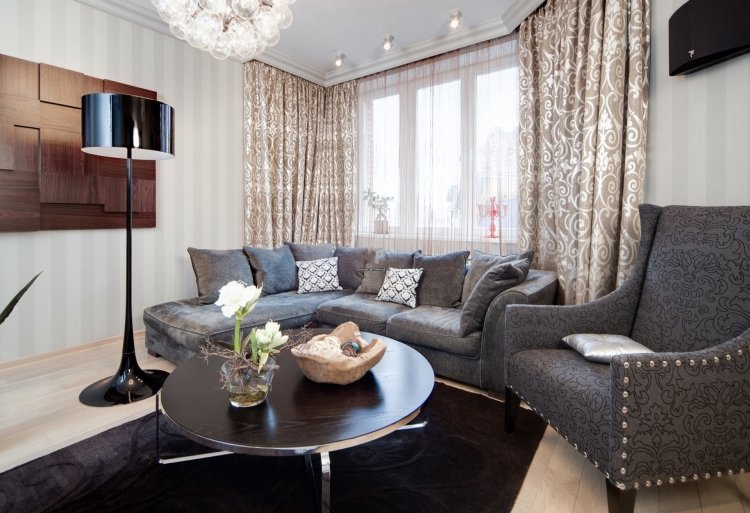 klasický nádych v obývacej izbe s krásnymi dekoráciami moderný nábytok-klasické-vkusné závesy