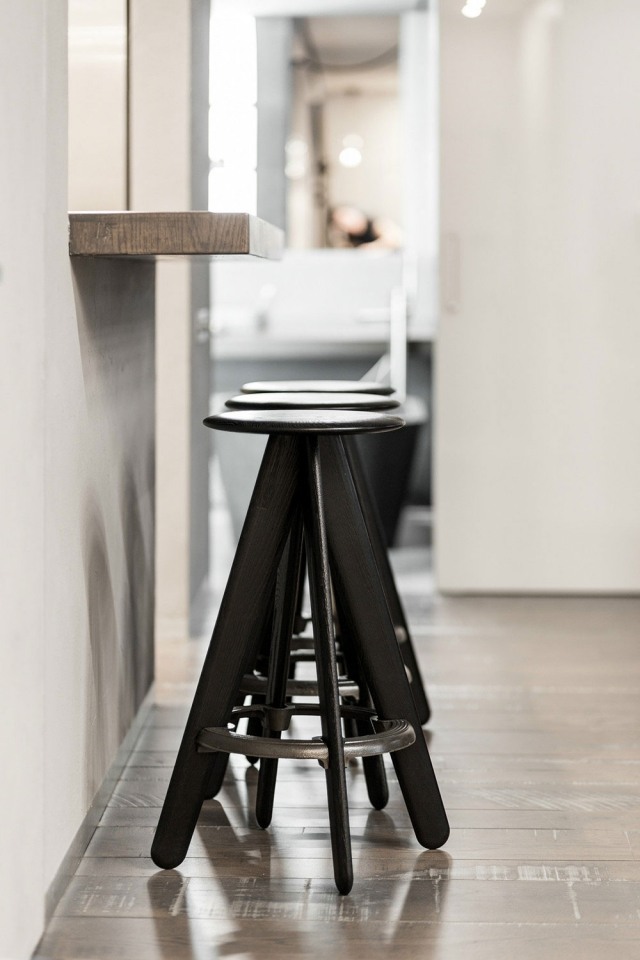 štúdio-bytové zariadenie-moderné-priemyselné-barová stolička-kov