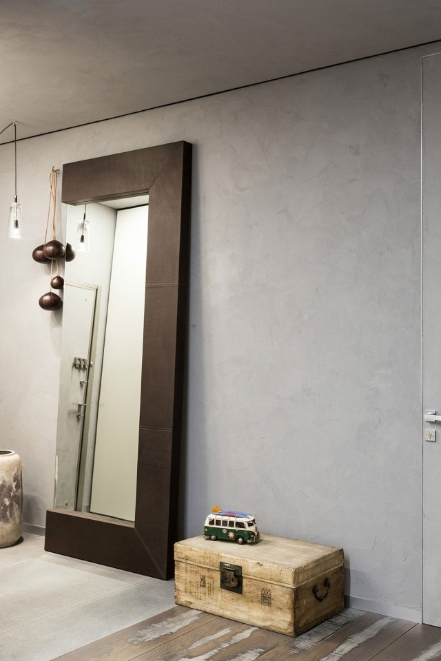 jednoizbový byt zariaďujúci stenu farba-betón-optika-imitácia