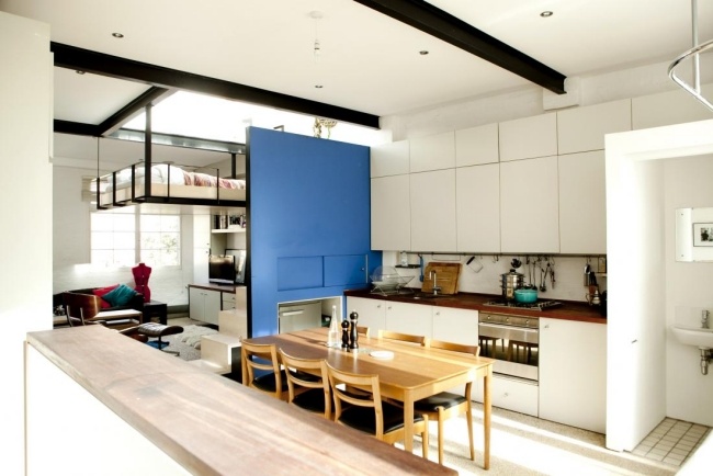 Malý byt so strešnou terasou s plávajúcou posteľou Malý byt so stropnými svetlami na strešnú terasu s plávajúcou posteľou