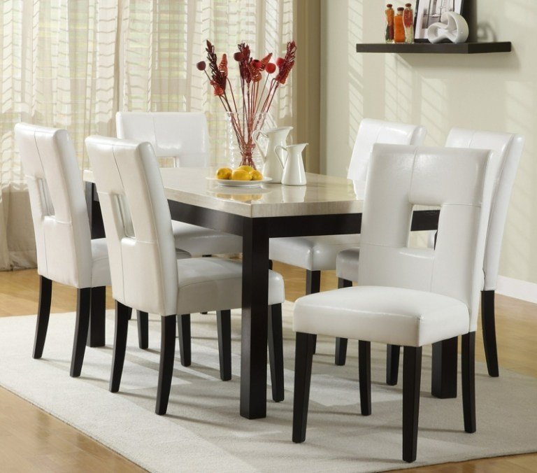 moderný nábytok do jedálne koberec do vázy z čierneho dreva a bielej kože