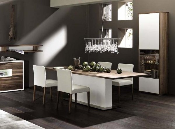 Moderný-jedáleň-nábytok-nápady-biele-stoličky-drevená doska