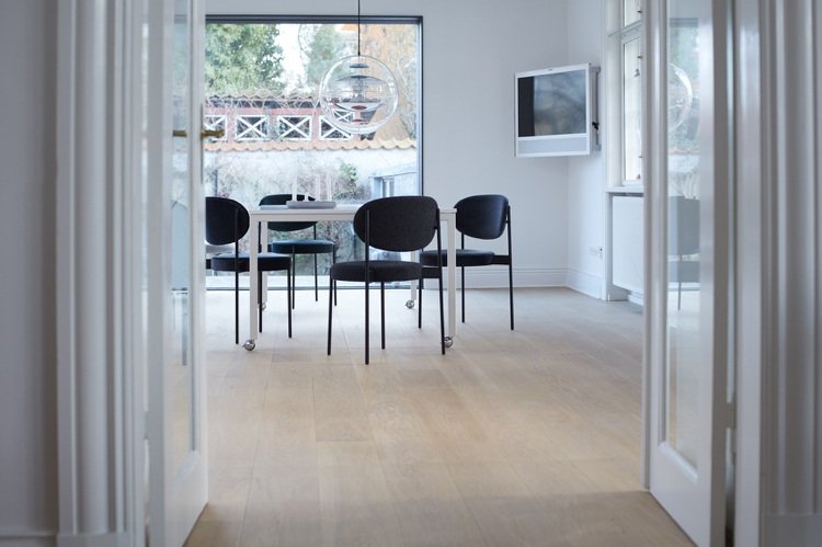 Jedálenské stoličky s čalúnením a jednoduchým dizajnom od spoločnosti Panton moderné-jedálenské-stoličky-dizajnér-minimalistické-čalúnené-operadlo