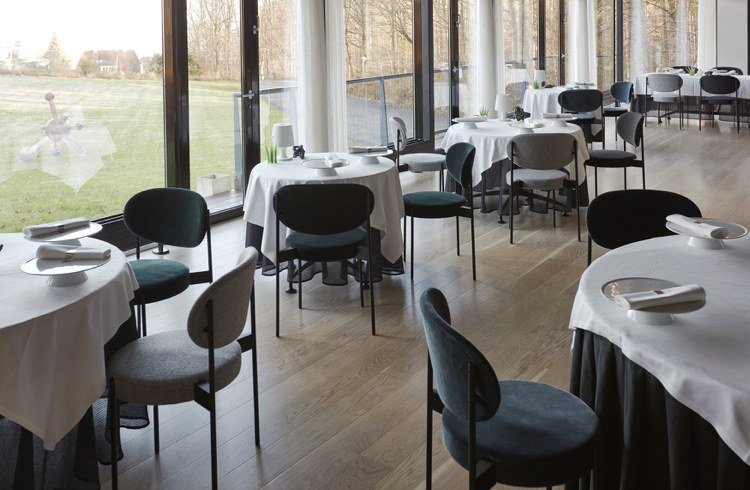 sivé čalúnenie v oválnom tvare pre sedadlo a operadlo moderné-jedálenské-stoličky-dizajnér-čalúnenie-sivé-jednoduché-verpán