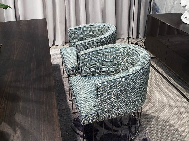 čalúnený sedák a operadlo a chrómový rám moderné-jedálenské-stoličky-dizajnér-kov-chróm-konštrukcia-čalúnenie-cukrík