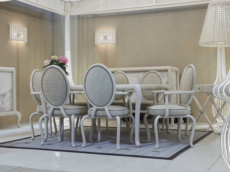 V interiéri je elegantný, biely jedálenský nábytok vyrobený z plastového ratanu moderné-jedálenské-stoličky-dizajnér-biele-podrúčky-ratanové-canopo