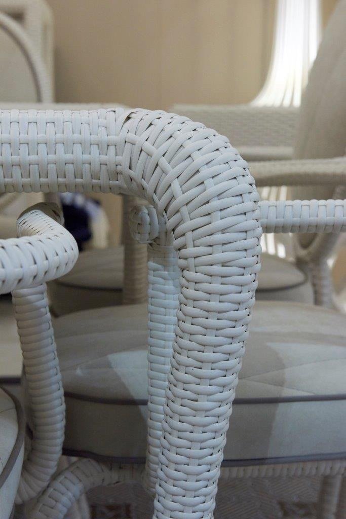 Plastový ratan v bielej farbe pre kolekciu moderného nábytku do jedálne Canopo moderné-jedálenské-stoličky-dizajnér-plast-ratan-biele-čalúnené vankúše