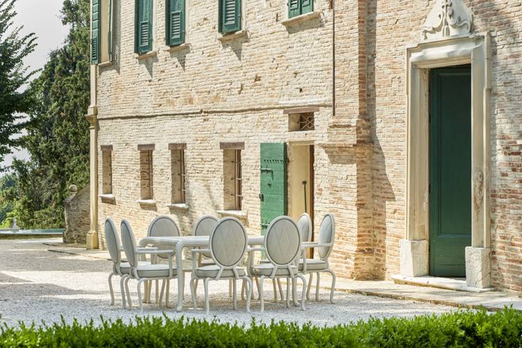 moderná-jedáleň-stoličky-dizajnér-baroková-vonkajšia-biela-kanopo