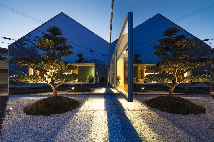 Japonská kaviareň so zrkadlovou fasádou Moderné fasádne zrkadlenie-šikmá strecha-budova-štrková podlaha-osvetlenie-stromu