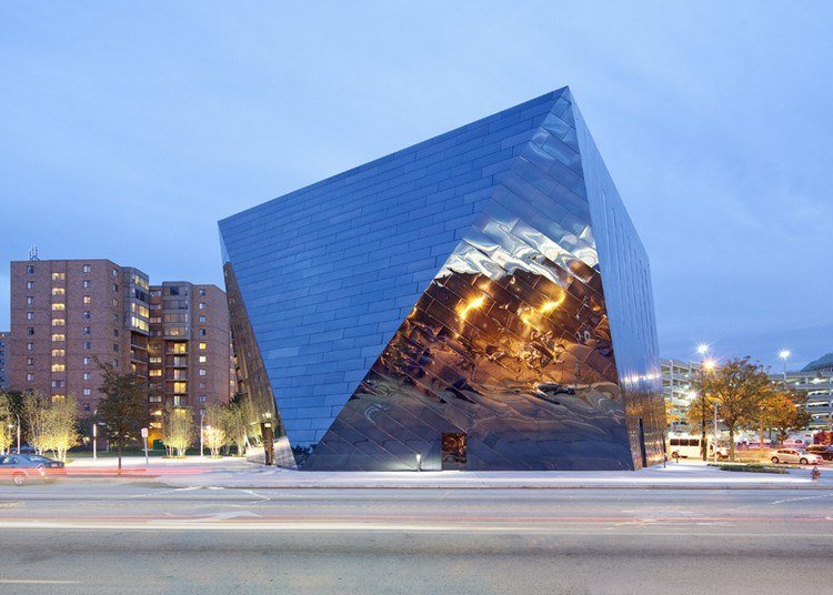 Múzeum moderného umenia v Clevelande má zrkadlovú fasádu Moderná fasáda z leštenej nehrdzavejúcej ocele-zrkadlo-múzeum-šesťstranná budova