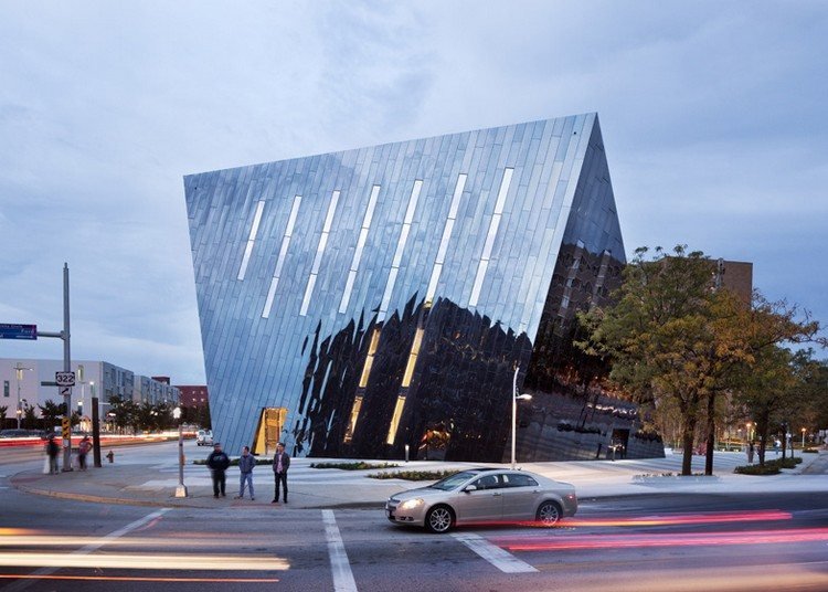 Zrkadlová fasáda z leštenej nehrdzavejúcej ocele moderná fasáda-zrkadlenie-hudba-moderné-umenie-cleveland-ohio