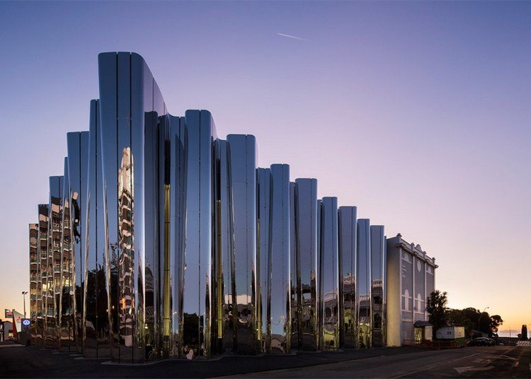 Múzeum na Novom Zélande s exkluzívnym dizajnom moderné-fasádne-zrkadlové-leštené-nerezové-zrkadlové-efekty-skladané-dizajn