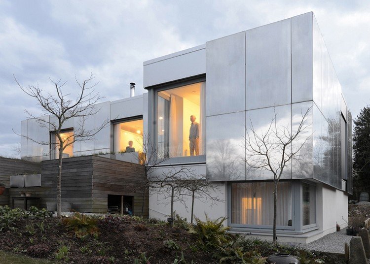 Moderný dom v Anglicku so zrkadlovou fasádou moderný-fasádny-dom-hliníkový-kompozitný-panely-rozmazaný-zrkadlový efekt