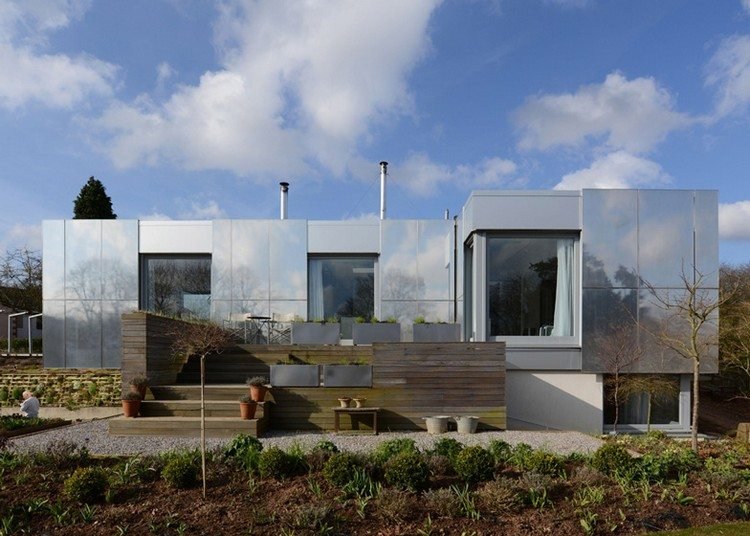 Fasádny obklad z hliníkových kompozitných panelov moderný-fasádny-zrkadlový-dom-plochá-strecha-hliníkový-fasádny obklad-anglie