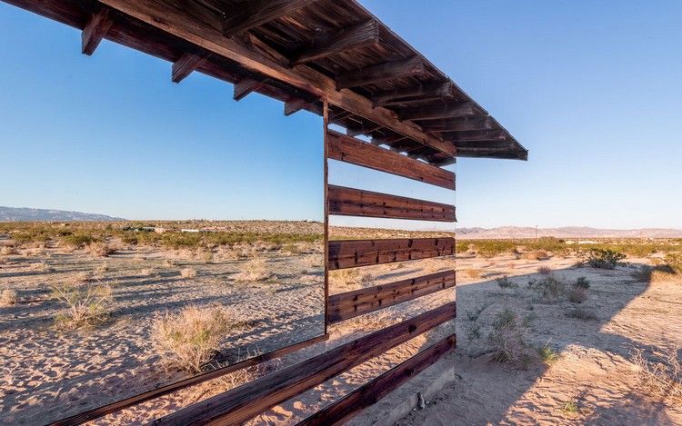 Fasáda s pásmi dreva a zrkadlovým sklom moderné-fasádne-drevené-chaty-zrkadlá-sklenené panely-silný-zrkadlový efekt