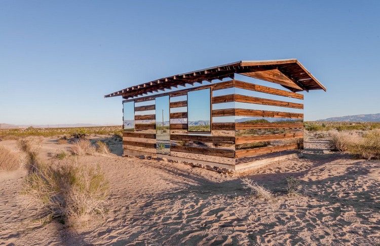Kabína v kalifornskej púšti so zrkadlovým efektom moderná-fasáda-drevo-odraz-chata-púšť-kalifornia