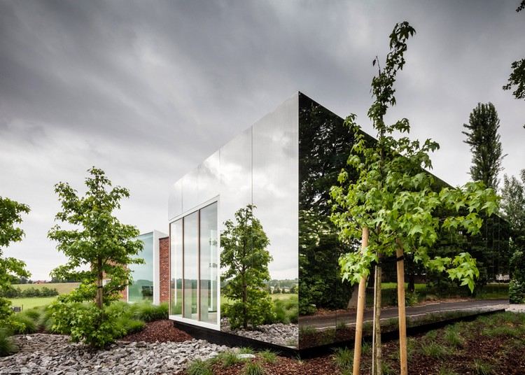 Kancelárska nadstavba v Belgicku s fasádnym obkladom zo zrkadlového skla moderná-fasáda-odrážajúca-fasáda-obklad-kancelária-prístavba-prostredie-odráža