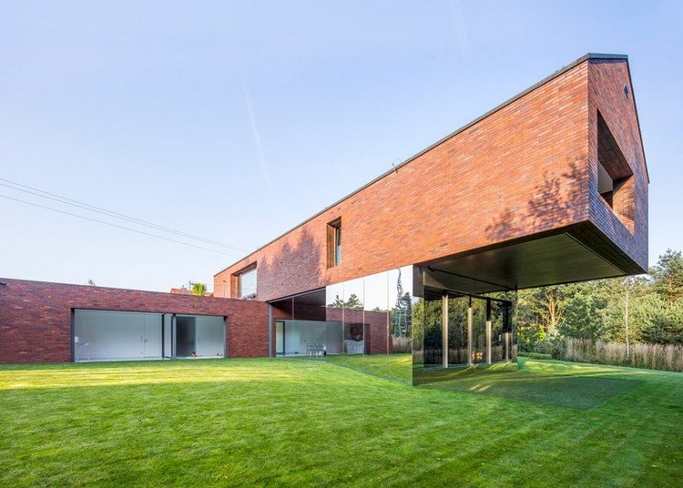 Extravagantný dom s konzolovým horným poschodím moderná fasáda-slinok-tehly-pódium-odraz-optická ilúzia-horný príbeh-konzolová strecha