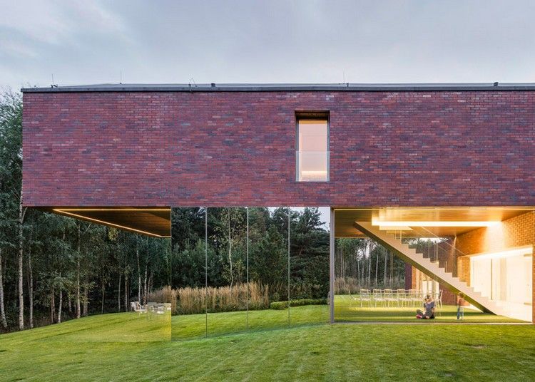 Zrkadlová sklenená fasáda dolného poschodia vytvára optický klam moderná-fasáda-zrkadlenie-záhrada-kamufláž-dom-slinok-fasáda-Poľsko