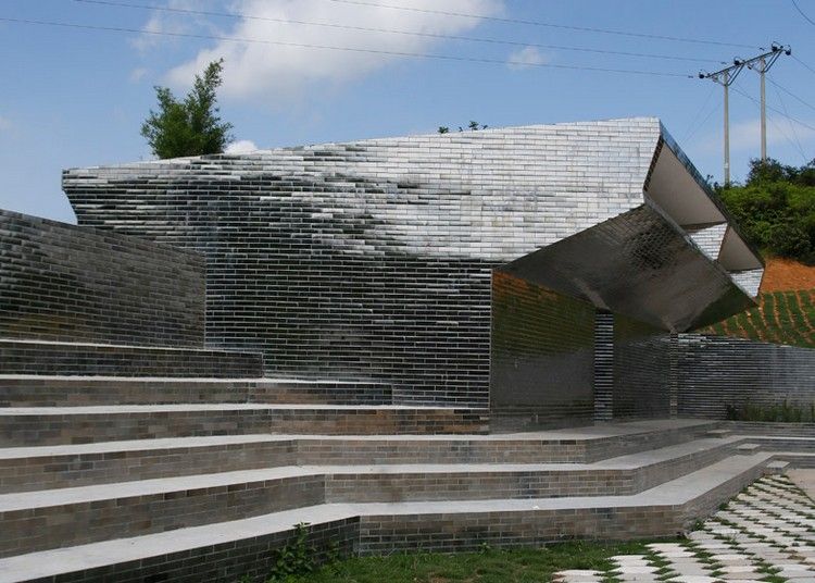 Základná škola v Číne so zrkadlovou fasádou zo slinku moderná-fasáda-zrkadlenie-budova-elementárna-škola-Čína-tehlový vzor