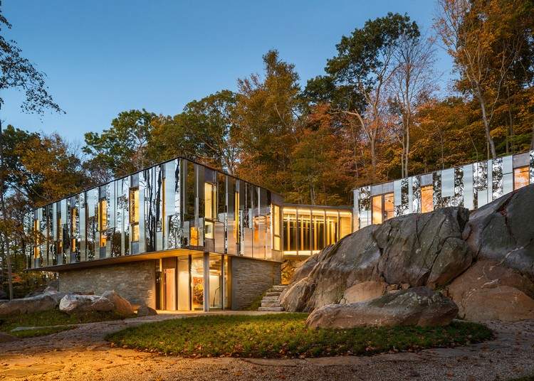 Elegantný dom so zrkadlovou fasádou odráža oblohu a lesnú krajinu Moderná fasáda odráža prostredie, moderný dom, plochá strecha