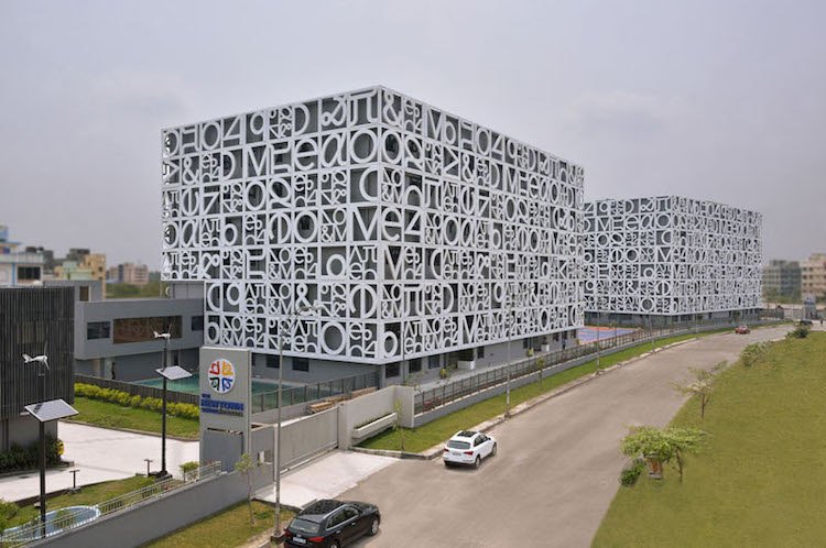 Moderný fasádny dizajn-kocka-písmená-symboly-biela-minimalistická