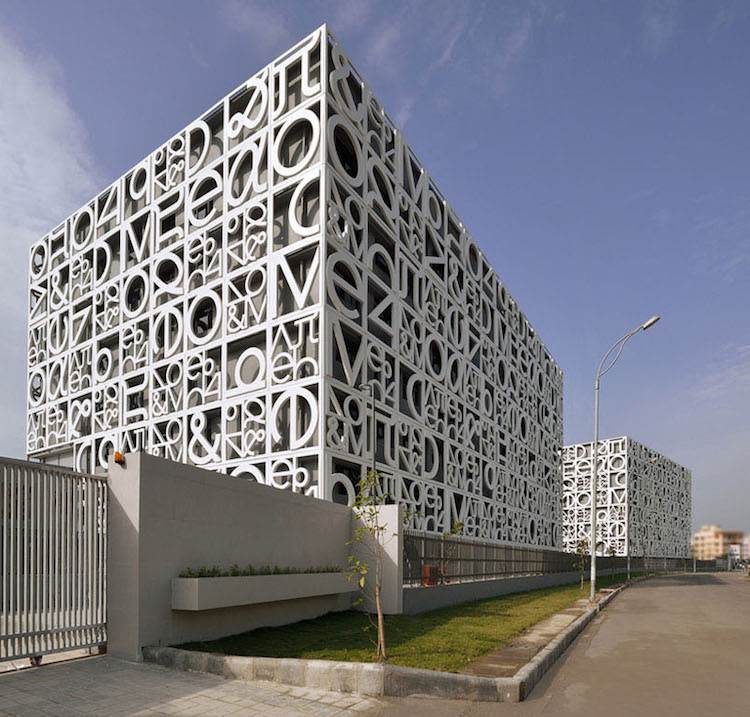 Moderný dizajn fasády - budova - minimalistická - biela - symboly - panely