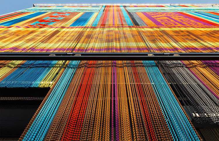 moderná-fasáda-dizajn-detail-farba-hliníková-reťazová opona-pestrá