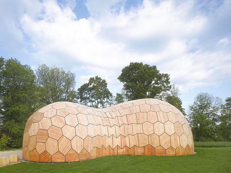 moderný-fasádny-dizajn-drevené-iglu-panely-dlaždice-voština