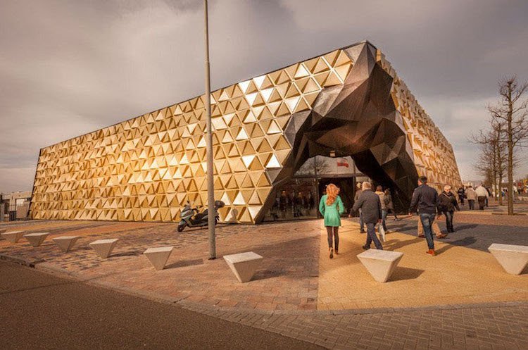 moderný-fasádny-dizajn-zlatý-trojuholník-exteriér-obklad-trblietavý-reflexný