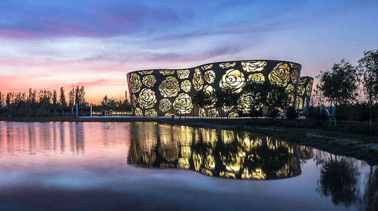 moderný-fasádny-dizajn-ružová-múzeum-nerez-kvet-vzor