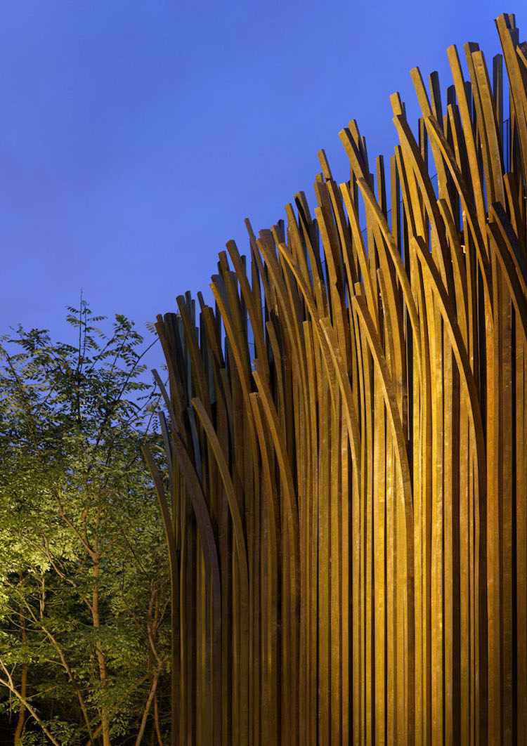 moderná fasáda-dizajn-mosadz-tráva-štruktúra